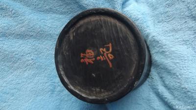 荆古轩收藏-昔日旧藏木器黑地描金人物故事笔筒。此笔筒古朴端庄大气，黑地用描金线绘手法在通体四【图7】