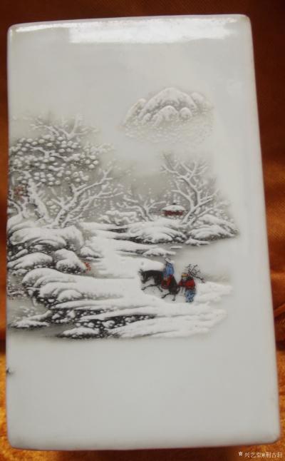 荆古轩收藏-旧藏二个漂亮的瓷器笔筒：1，咏雪四方瓷器山水笔筒。款“许人”2，雪景人物山水瓷器【图1】
