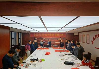 姚玲收藏-“寄书寿阳，禧阅丰收”，寿州芈八子公司笔会现场留影。【图1】