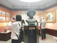 艺术家夏沁日记:今天前往郑州特别参观了二七纪念塔，作为纪念京汉铁路工人大罢工【图1】