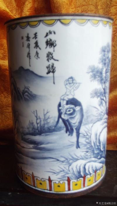 荆古轩收藏-荆门收藏——荆古轩旧藏铜胎珐琅彩笔筒。笔筒自古以来深受书画文人的喜爱。它不仅是书【图1】