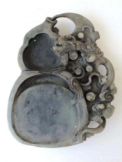 李伟强收藏-同道友人，送我端砚一方，淡褐色的，葫芦造型，上截为墨池，下截是砚台。砚右边是腾龙【图1】