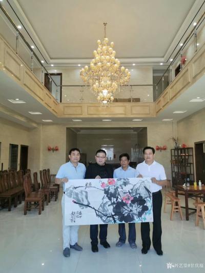 甘庆琼生活-感谢各位宗亲藏友一直以来对我书法国画作品的大力支持，分享藏友与作品合影照片以记之【图1】