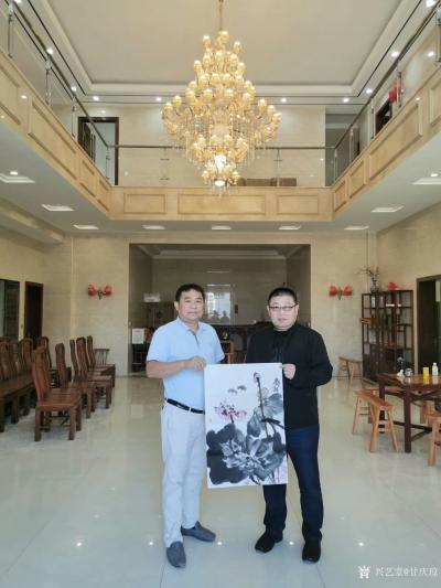 甘庆琼生活-感谢各位宗亲藏友一直以来对我书法国画作品的大力支持，分享藏友与作品合影照片以记之【图2】