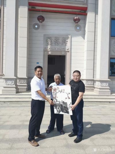 甘庆琼生活-感谢各位宗亲藏友一直以来对我书法国画作品的大力支持，分享藏友与作品合影照片以记之【图3】