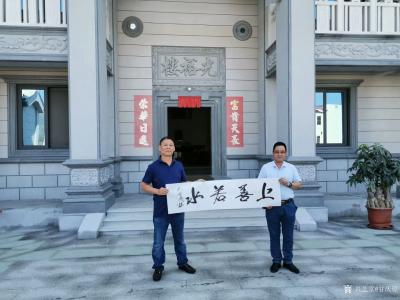 甘庆琼生活-感谢各位宗亲藏友一直以来对我书法国画作品的大力支持，分享藏友与作品合影照片以记之【图5】