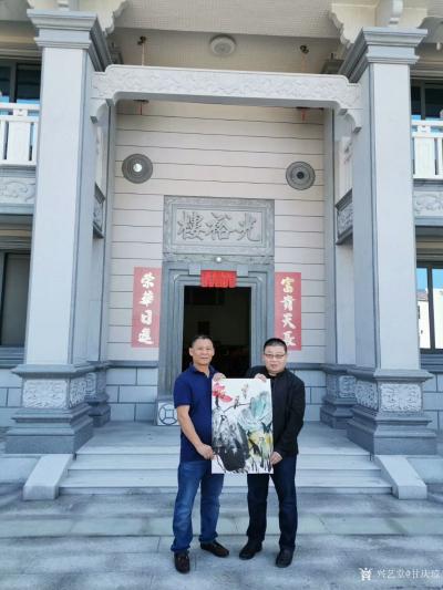 甘庆琼生活-感谢各位宗亲藏友一直以来对我书法国画作品的大力支持，分享藏友与作品合影照片以记之【图6】