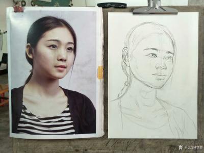 覃莽日记-我的素描人物头像画法步骤,以两幅今日教学示范作品为例；
  画好后要不断的观察【图1】