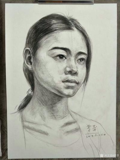 覃莽日记-我的素描人物头像画法步骤,以两幅今日教学示范作品为例；
  画好后要不断的观察【图3】