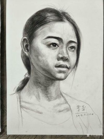 覃莽日记-我的素描人物头像画法步骤,以两幅今日教学示范作品为例；
  画好后要不断的观察【图4】