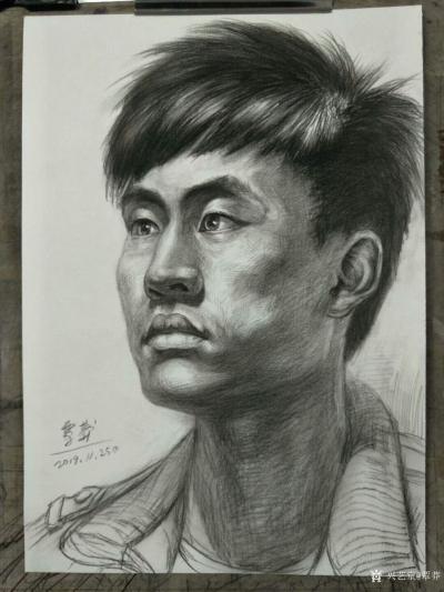 覃莽日记-我的素描人物头像画法步骤,以两幅今日教学示范作品为例；
  画好后要不断的观察【图6】