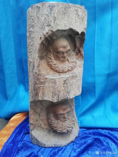 荆古轩收藏-荆门收藏——荆古轩旧藏当代原木人物雕。此雕人物头像生动。造型准确逼真，工法老道。【图1】