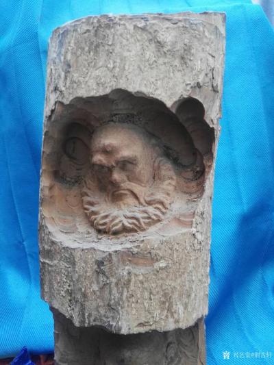 荆古轩收藏-荆门收藏——荆古轩旧藏当代原木人物雕。此雕人物头像生动。造型准确逼真，工法老道。【图2】