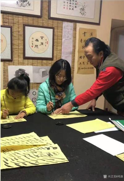 邓澍生活-书法培训课程已经开始，这是学生们在上课，口传心授，倾情指导，大部分学生上了三节课【图1】