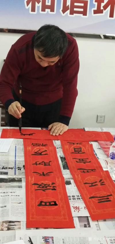 刘建国生活-春节前夕，长白山书画研究院书画家为环卫工人送福，我额外还要送几匹马。【图3】