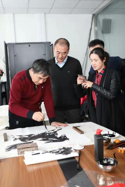 刘建国生活-春节前夕，长白山书画研究院书画家为环卫工人送福，我额外还要送几匹马。【图4】