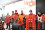刘建国生活-春节前夕，长白山书画研究院书画家为环卫工人送福，我额外还要送【图5】