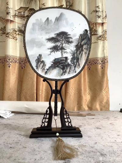 罗树辉收藏-高级绢材团扇国画山水苍松云立，（山水画小品团扇正反两面效果图），请欣赏。【图1】