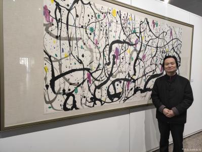 杨牧青日记-798观展：寒风掠过，面朝北的大屏幕上播放着一代艺术大师吴冠中生前采访片段。熟悉【图1】