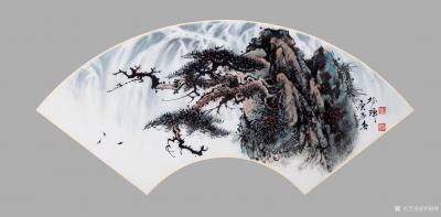 罗树辉日记-国画松树扇面作品《金龙探爪》《黄山人字瀑》《迎客松》;
继续宅在家里，继续画扇【图1】