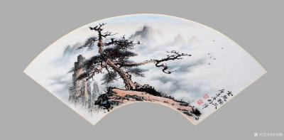 罗树辉日记-国画松树扇面作品《金龙探爪》《黄山人字瀑》《迎客松》;
继续宅在家里，继续画扇【图2】