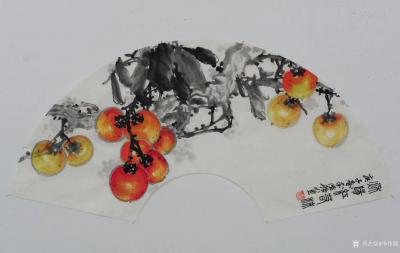 李伟强日记-国画石榴《秋阳红若柿》尺寸扇面35x45CM；
 举国抗疫，众志成城。绘制扇画【图1】