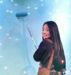 刘晓宁生活-相信缘份吗？
那天我独自在画画，
她悄悄的绕到我的身后，【图1】