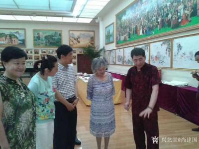 尚建国生活-那日毛主席的生活秘书张玉风造访设在京城香山的“复兴之路”工作室，她老人家观赏字画【图3】