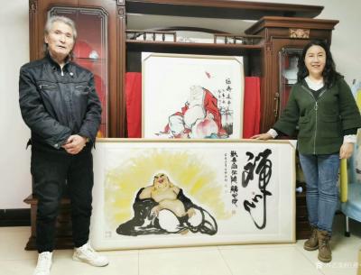 任燕收藏-北京房山区美协副主席张春华老师至画家任南熹工作室，与画家任南熹作品合影，并现场为【图1】