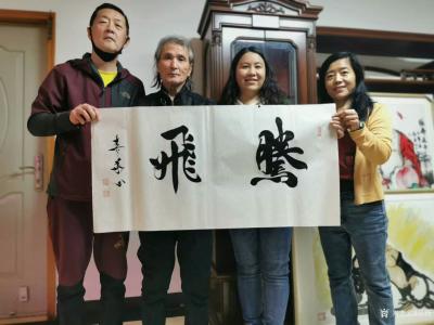 任燕收藏-北京房山区美协副主席张春华老师至画家任南熹工作室，与画家任南熹作品合影，并现场为【图2】