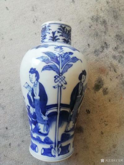 王文明收藏-朋友赠晚清民国小瓶，瓶底部“康熙年制”字样，，不排除高仿，哈哈。【图1】