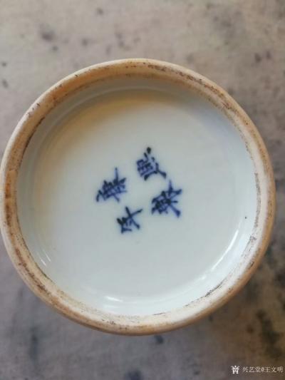 王文明收藏-朋友赠晚清民国小瓶，瓶底部“康熙年制”字样，，不排除高仿，哈哈。【图2】