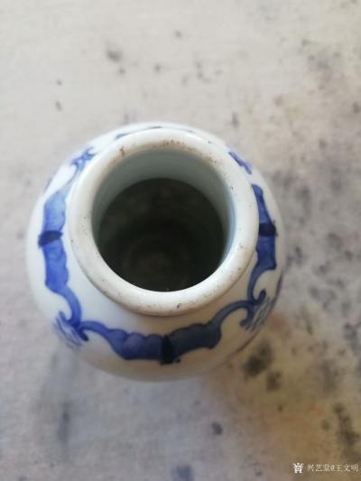 王文明收藏-朋友赠晚清民国小瓶，瓶底部“康熙年制”字样，，不排除高仿，哈哈。【图3】