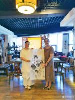 艺术家任燕收藏:怡然台茶道馆收藏画家任南熹国画人物画作品《馨研》，合影留念。【图0】