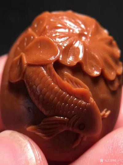 税小宁日记-纯手工核雕，作品名称《连年有余》‼️‼️ 鱼儿雕刻的栩栩如生，非常灵动。荷花荷叶【图1】