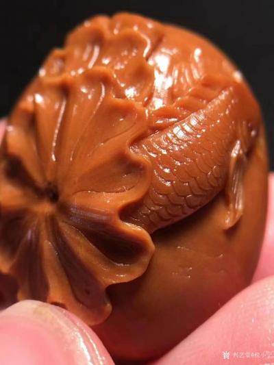 税小宁日记-纯手工核雕，作品名称《连年有余》‼️‼️ 鱼儿雕刻的栩栩如生，非常灵动。荷花荷叶【图2】