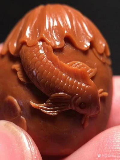税小宁日记-纯手工核雕，作品名称《连年有余》‼️‼️ 鱼儿雕刻的栩栩如生，非常灵动。荷花荷叶【图3】