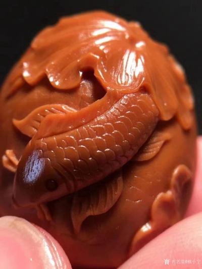 税小宁日记-纯手工核雕，作品名称《连年有余》‼️‼️ 鱼儿雕刻的栩栩如生，非常灵动。荷花荷叶【图4】