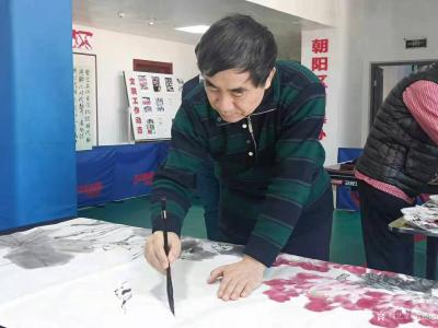 刘建国生活-长春市朝阳区文联举行迎新年笔会，共同创作国画作品《盛世放歌》。
12月20日，【图2】