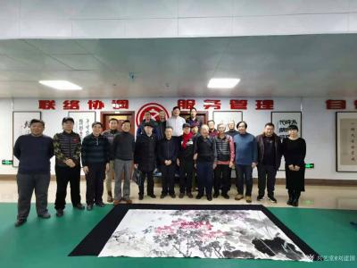 刘建国生活-长春市朝阳区文联举行迎新年笔会，共同创作国画作品《盛世放歌》。
12月20日，【图5】
