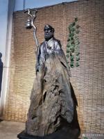 艺术家飞黄根艺日记:根雕作品《达摩祖师》；
材料：乌木红椿
尺寸：长68宽4【图0】