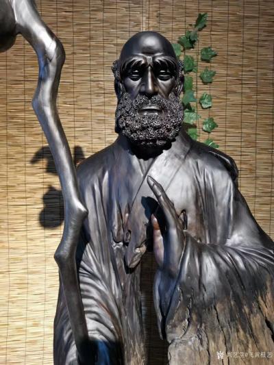 飞黄根艺日记-根雕作品《达摩祖师》；
材料：乌木红椿
尺寸：长68宽48高206
造型独【图4】
