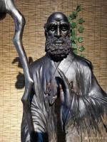 艺术家飞黄根艺日记:根雕作品《达摩祖师》；
材料：乌木红椿
尺寸：长68宽4【图3】