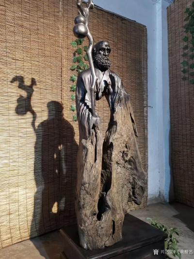 飞黄根艺日记-根雕作品《达摩祖师》；
材料：乌木红椿
尺寸：长68宽48高206
造型独【图5】