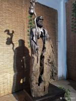 艺术家飞黄根艺日记:根雕作品《达摩祖师》；
材料：乌木红椿
尺寸：长68宽4【图4】