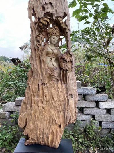 飞黄根艺日记-根雕作品：《梦回敦煌》
材料：金丝楠木 
尺寸：长63CM宽29CM高188【图1】