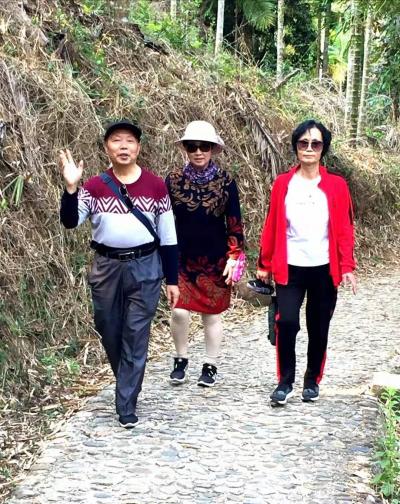 叶向阳生活-新春伊始，野外一片生机勃勃，与好朋友到翡翠谷走百步过小桥抱大树遊。【图1】