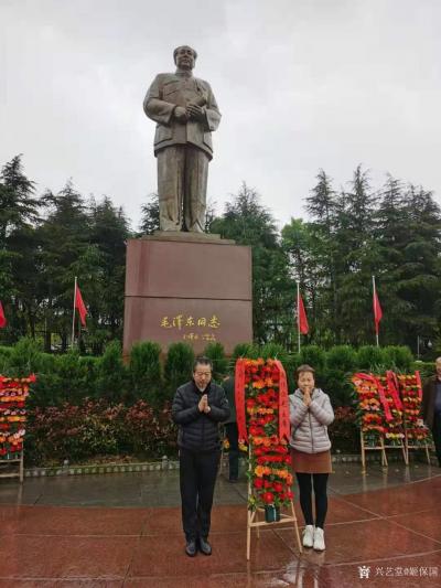 姬保国日记-辛丑年清明节行草录毛主席沁园春.雪，并自做小诗一首：
清明云湧韶山峰，
雨亦【图1】