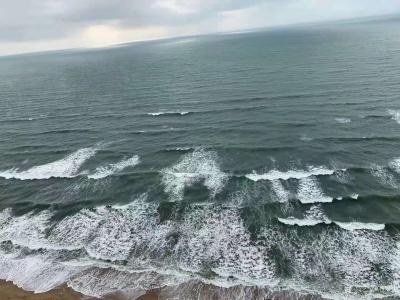 石广生收藏-一早起来，天阴阴的，看不到日出有点失望。
海风呼呼大作，仿佛千军万马，发出冲锋【图2】