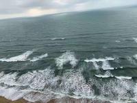 艺术家石广生收藏:一早起来，天阴阴的，看不到日出有点失望。
海风呼呼大作，仿【图1】